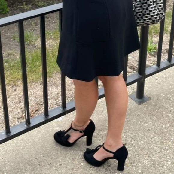 Chi Mihara Suede Pumps w/ black bow tie - Picture 12 of 12